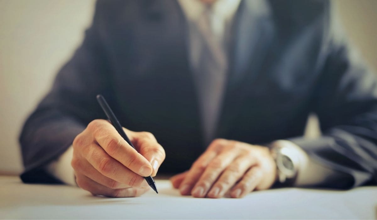 El periodo vacacional es pagado y, además, corresponde una prima vacacional de al menos 25% sobre los salarios correspondientes a los días de vacaciones.