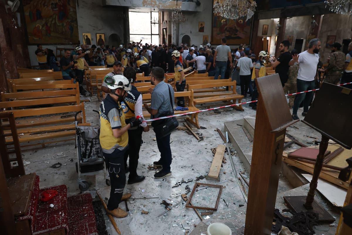 Damascus (Syrian Arab Republic), 22/06/2025.- Emergency services work at the scene of a suicide bombing at Mar Elias Church on the outskirts of Damascus, Syria, 22 June 2025. Syrian authorities reported at least nine killed and 13 others injured in the attack, adding the suicide bomber was affiliated with the so-called Islamic State (IS or ISIS) terrorist organization. (Terrorista, Siria, Damasco) EFE/EPA/MOHAMMED AL RIFAI