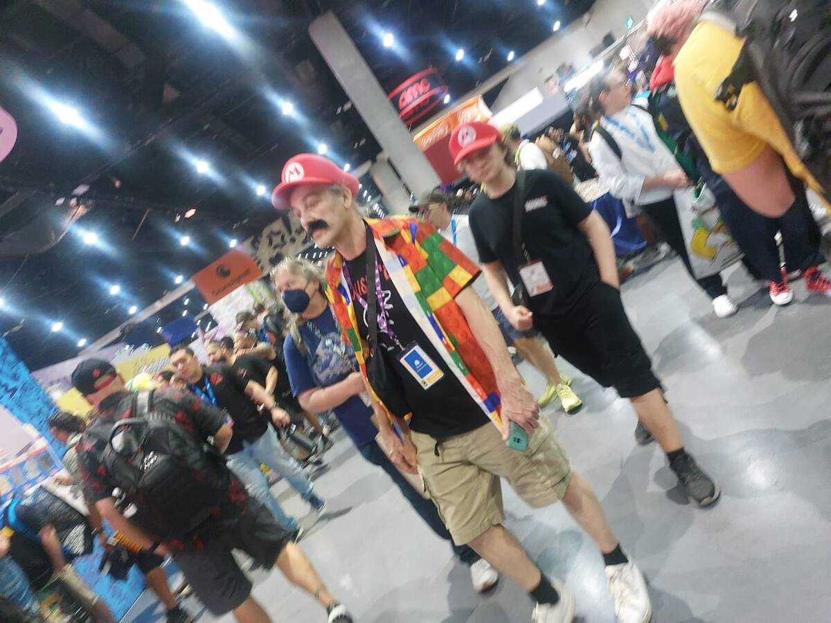 Decenas de personas disfrazadas de sus personajes favoritos recorren los pasillos del Centro de Convenciones de San Diego.