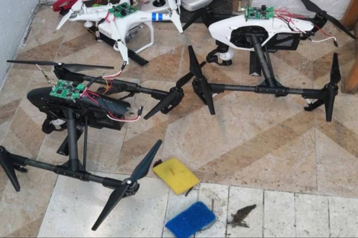 Hallan bombas caseras, explosivos C4 y drones en viviendas de San Andrés Cholula