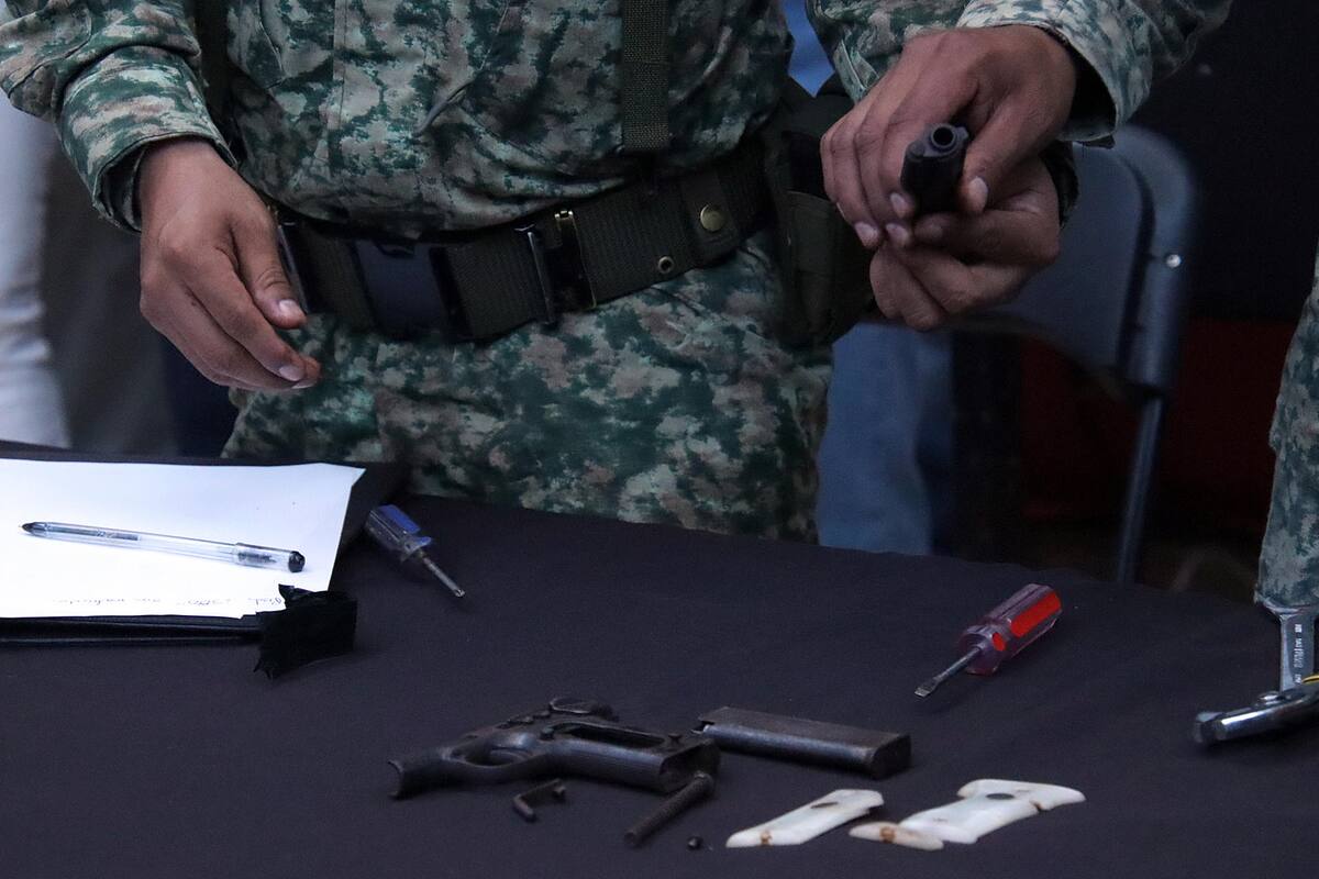 Habitantes de la frontera sur de México canjean armas por electrodomésticos.