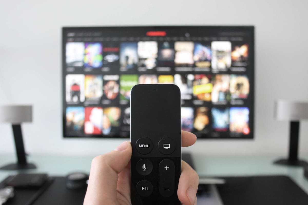 Dormir con la tele encendida: lo que dice la ciencia sobre el impacto en el sueño