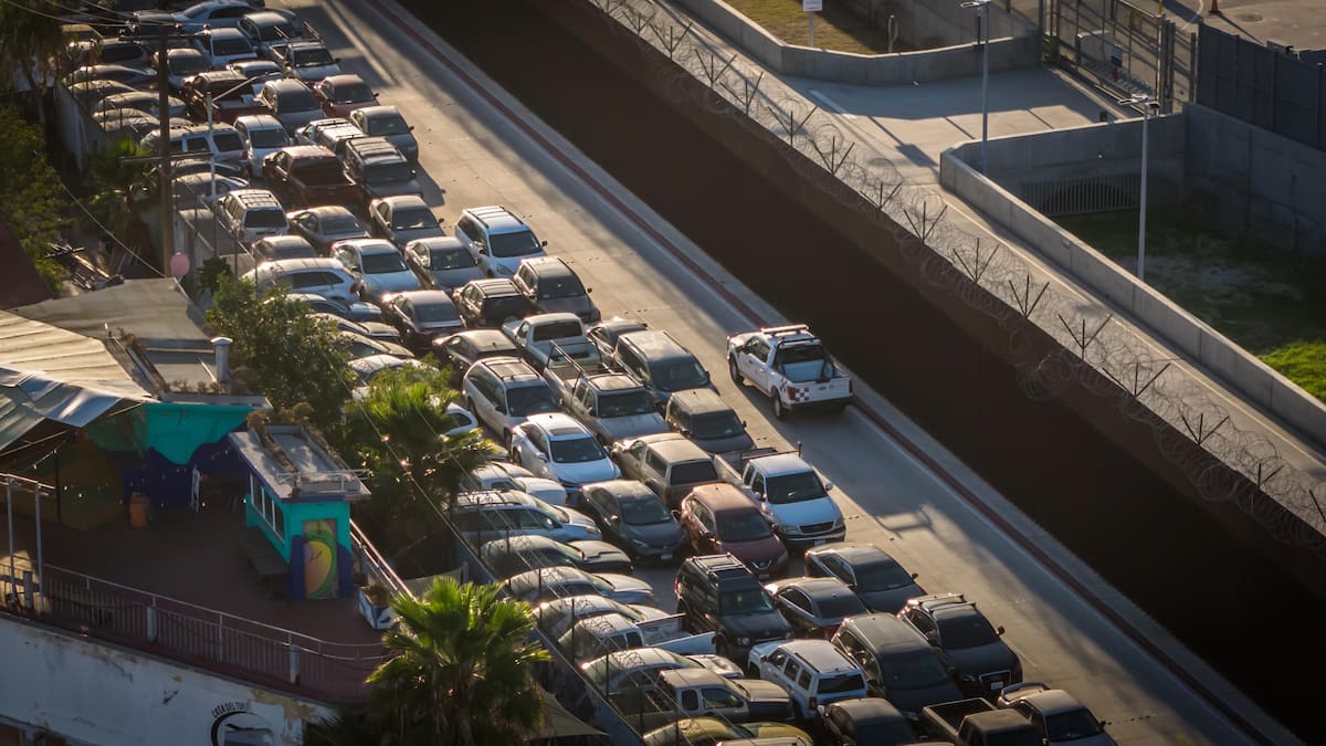 Vehículos retenidos por Aduana Mexicana esperan autorización para ser subastados. Foto: Border Zoom