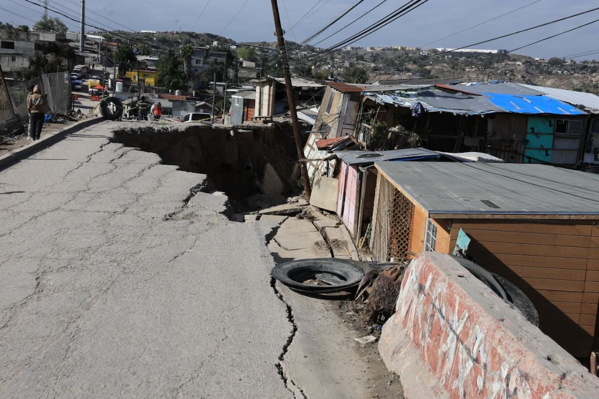 El deslizamiento en la calle Punta Arenas provocó el colapso de viviendas y mantiene en riesgo otros inmuebles de la colonia 3 de Octubre, en Tijuana. Foto: Sergio Ortiz