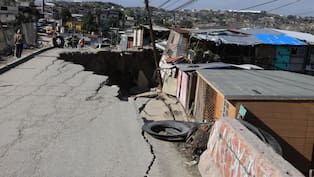 Colapsan viviendas por deslizamiento de tierra en la colonia 3 de Octubre