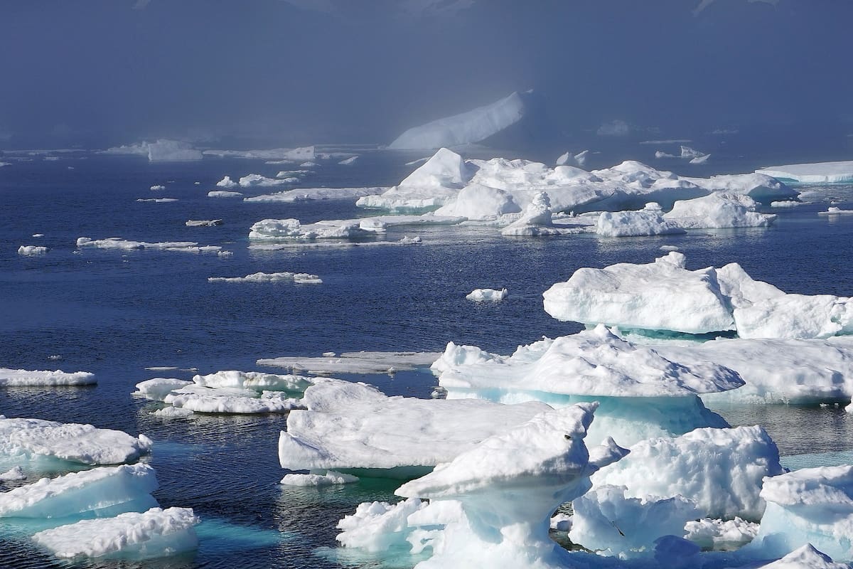 Aunque el nivel del mar sigue subiendo en el mundo, un estudio advierte que en Groenlandia podría bajar hasta 2.5 metros hacia 2100 por el deshielo y el rebote del terreno