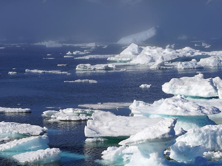 Aunque el nivel del mar sigue subiendo en el mundo, un estudio advierte que en Groenlandia podría bajar hasta 2.5 metros hacia 2100 por el deshielo y el rebote del terreno