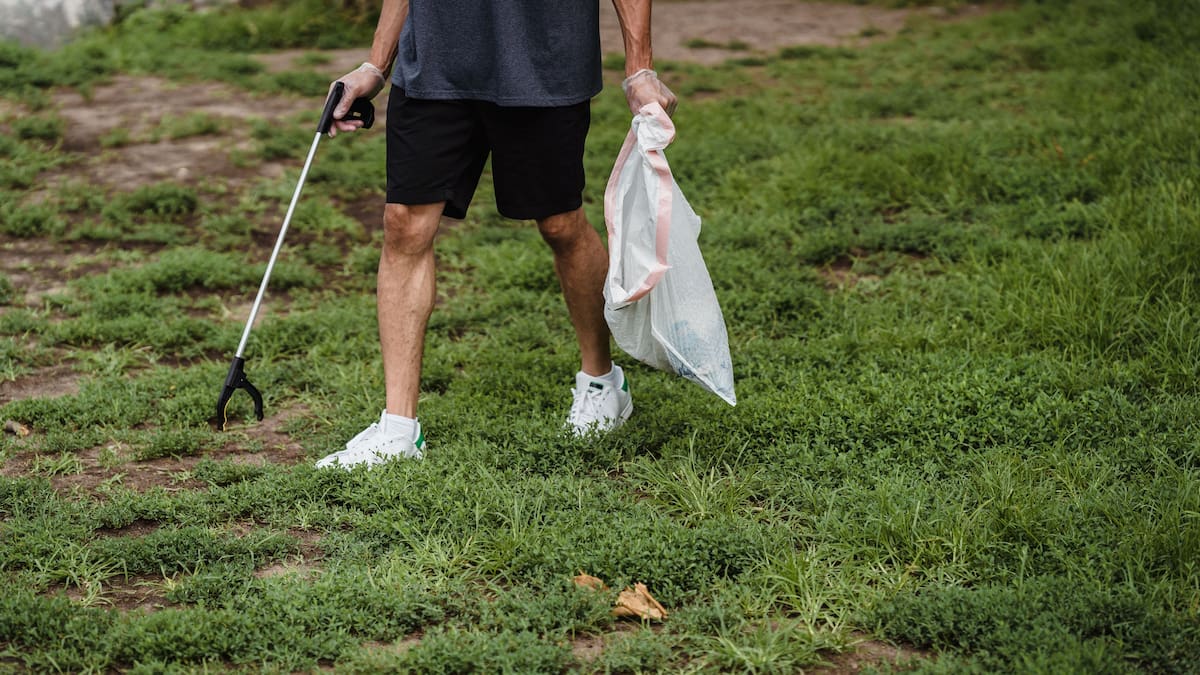 La psicología revela que los adultos que recogen la basura que otros tiran ven el cuidado de las calles como una responsabilidad compartida que va más allá de quién ensució y refleja su compromiso con la comunidad