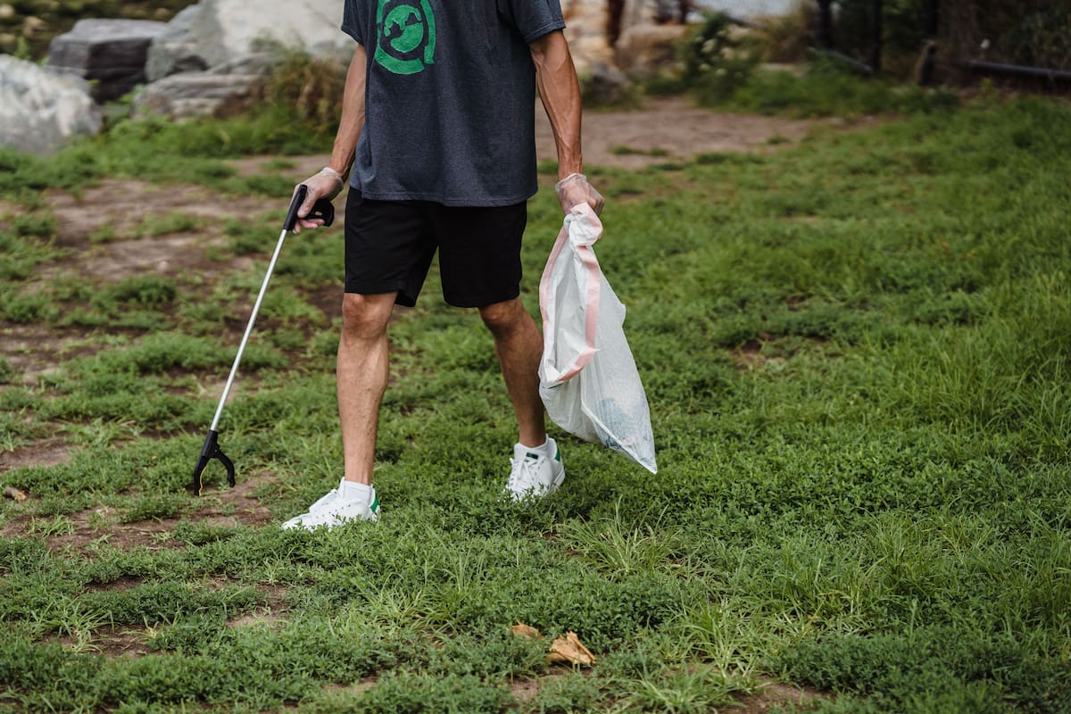 La psicología revela que los adultos que recogen la basura que otros tiran ven el cuidado de las calles como una responsabilidad compartida que va más allá de quién ensució y refleja su compromiso con la comunidad