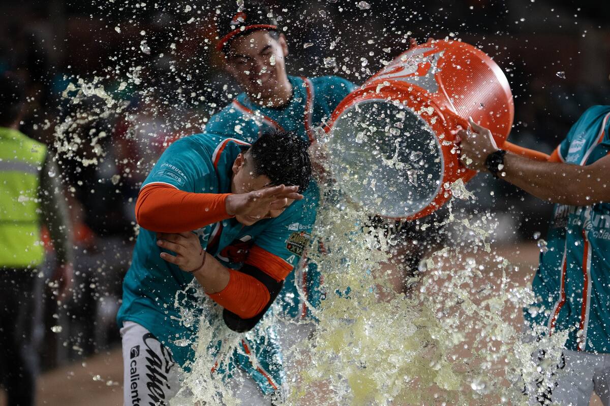 Daniel Mercado es bañado con bebida deportiva luego de convertirse en el héroe del juego. | Foto: Naranjeros de Hermosillo