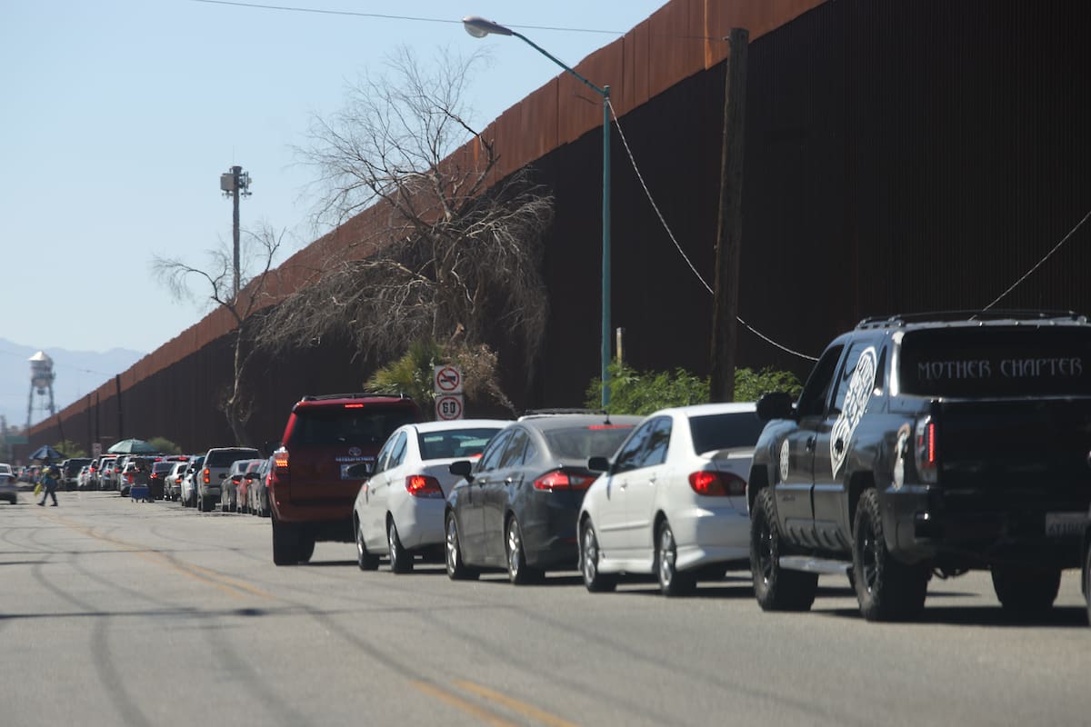 Hasta una hora de fila para cruzar por Calexico este domingo