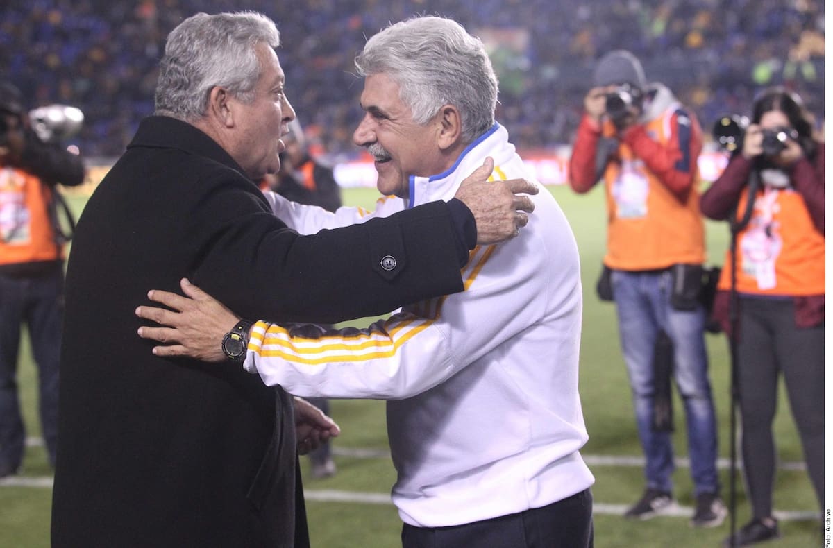 Víctor Manuel Vucetich (Rayados) y Ricardo Ferretti (Tigres) se saludan previo al Clásico Regio en 2022; fue la 44ta. vez que se enfrentaron con técnicos. (Foto: Archivo GH)