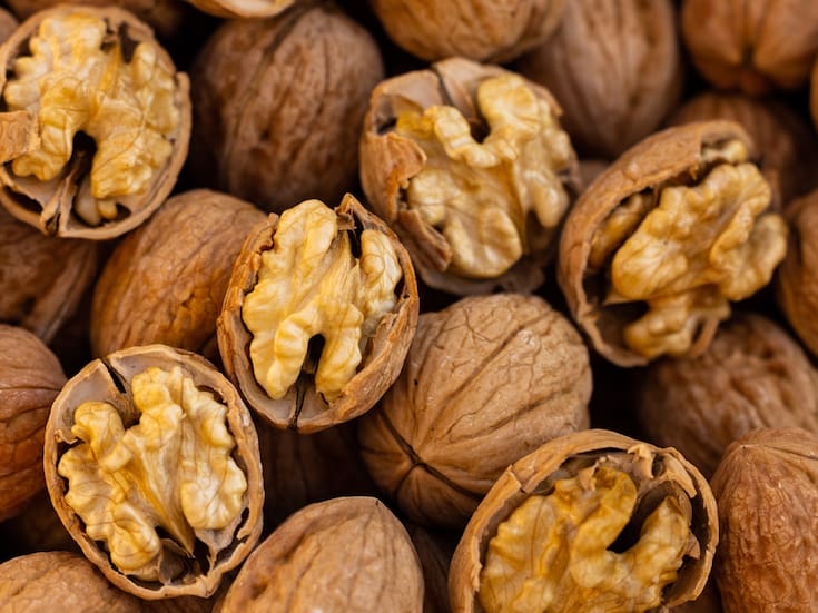 Nueces y salud del corazón: qué dice la ciencia sobre su efecto en la microbiota intestinal