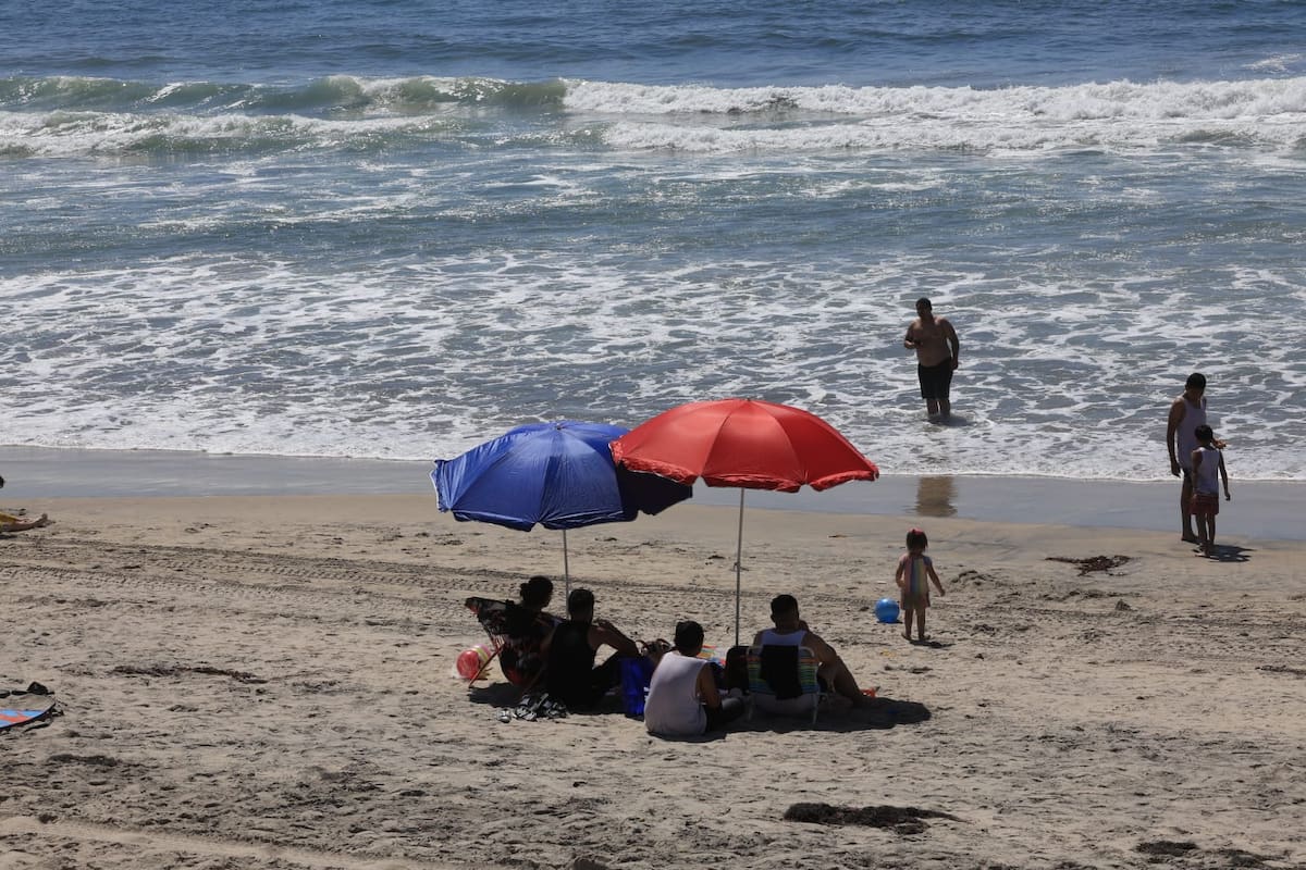 Familias y visitantes acudieron a las Playas de Tijuana para refrescarse ante las altas temperaturas registradas durante el fin de semana. Foto: Sergio Ortiz