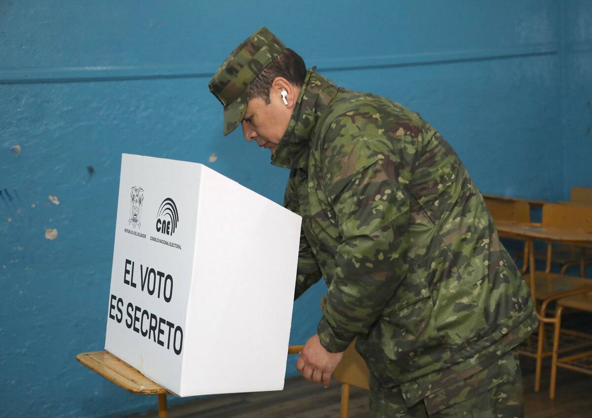 La votación de la segunda vuelta de las elecciones presidenciales de Ecuador comenzó este domingo para elegir a la persona que gobernará el país los próximos cuatro años (2025-2029), a lo que optan el actual presidente, el empresario Daniel Noboa, y la candidata del correísmo, la progresista Luisa González. EFE/Gianna Benalcazar