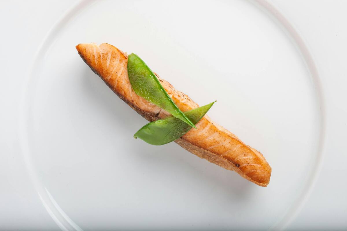 El pescado es rico en ácidos grasos omega 3 que mejoran la función cerebral.