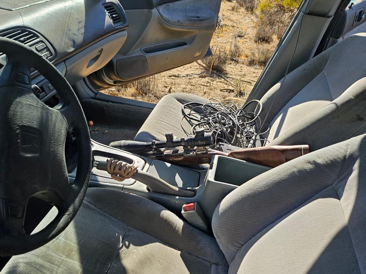 Un presunto integrante de una célula criminal fue detenido tras un enfrentamiento en Laguna Hanson, donde autoridades aseguraron armas, cartuchos y equipo táctico. Foto: Cortesía.