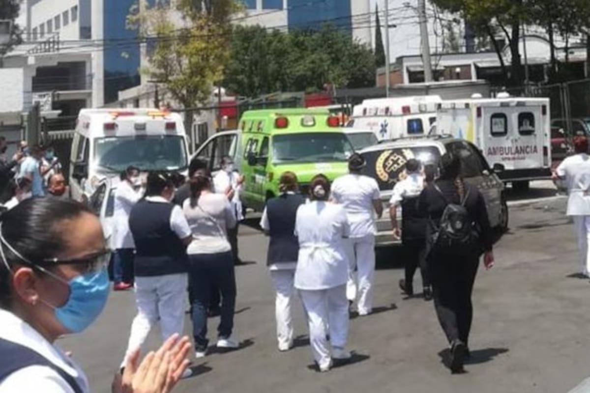 Con porras y aplausos, enfermeros despiden a compañero
