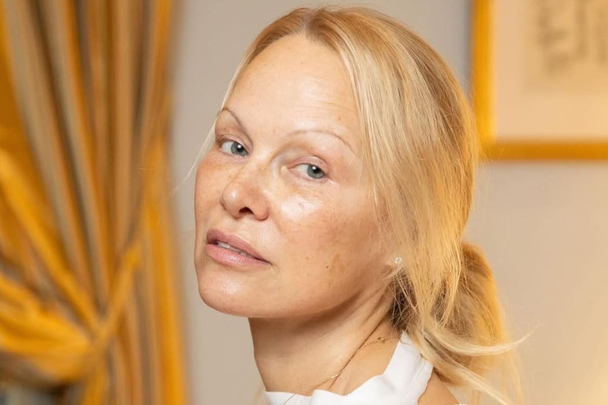 Pamela Anderson revela por qué dejó de usar maquillaje y explica cómo este cambio transformó su percepción de la edad y la confianza personal