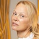 Pamela Anderson revela por qué dejó de usar maquillaje y explica cómo este cambio transformó su percepción de la edad y la confianza personal