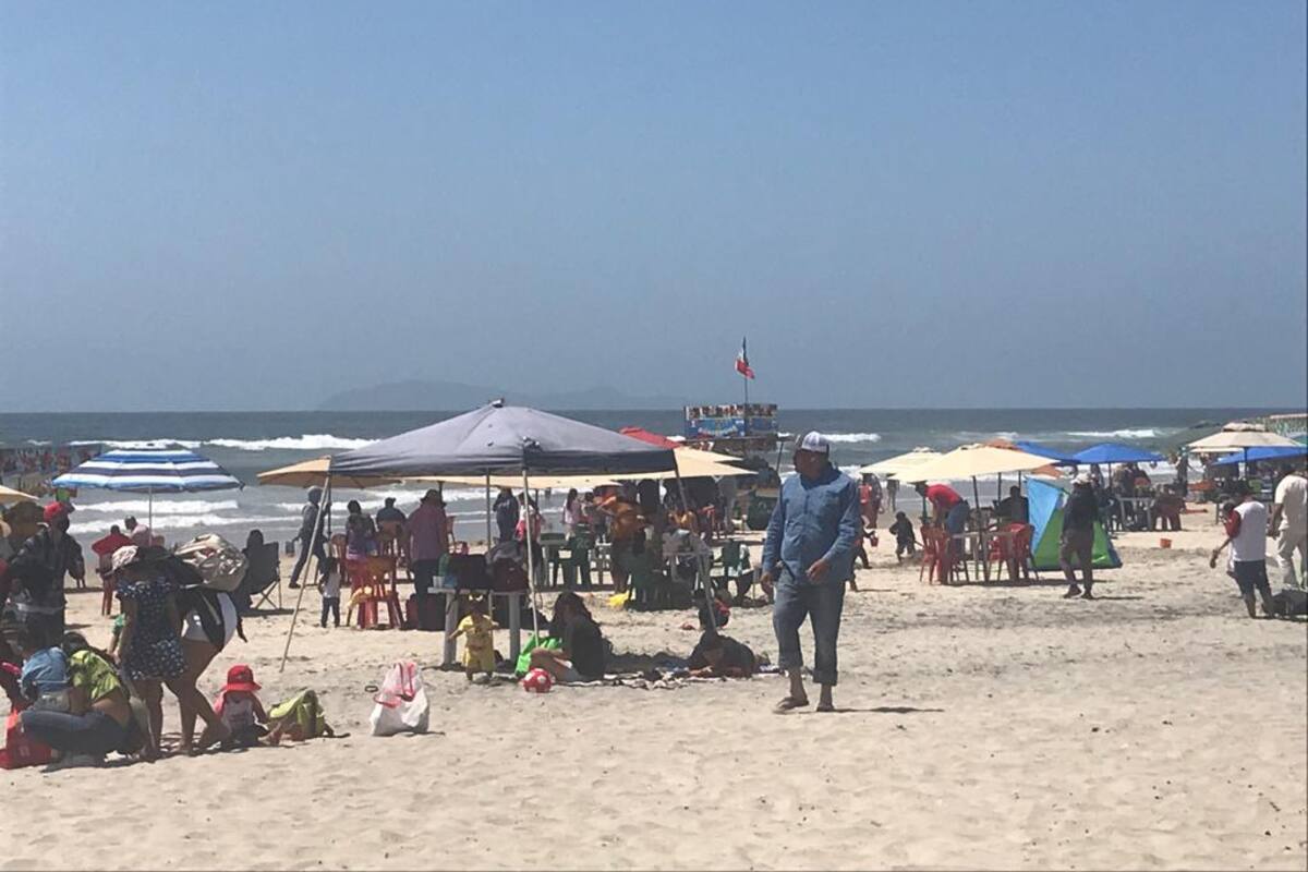 Al menos tres mil personas acuden a Playas de Rosarito