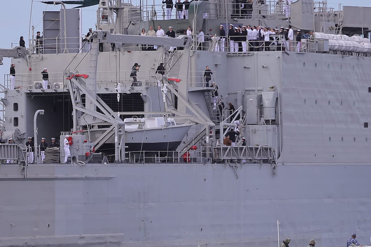 Arriba la Presidenta Claudia Sheimbaum al buque escuela desde donde atestiguará el hundimiento de una embarcación de la marina en San Carlos, esto dentro del plan de Sistema de arrecifes artificial Sonorense (SAAS)(Foto: Eleazar Escobar)