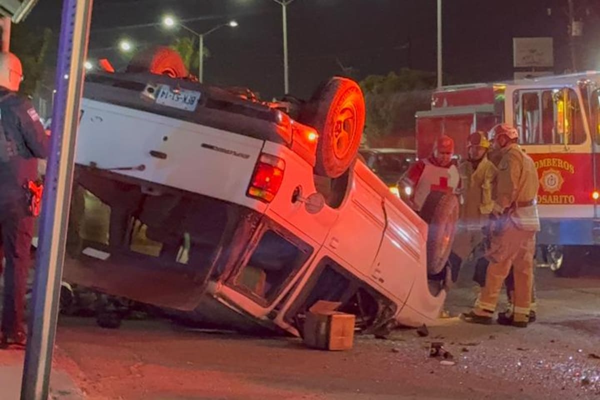 Se registra volcadura en zona comercial de Rosarito