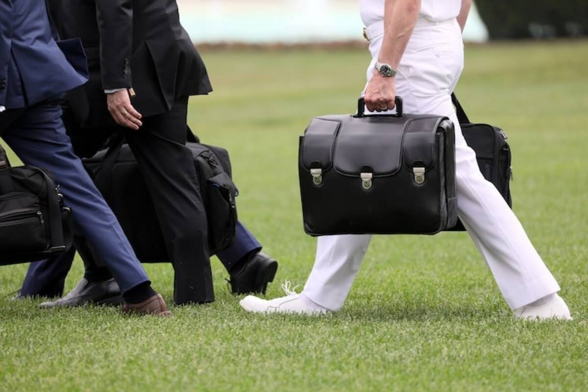 Un asistente militar lleva el llamado 'nuclear football' mientras camina hacia el helicóptero Marine One con el presidente de EU, Donald Trump, para viajar a Florida desde la Casa Blanca en Washington, EU, el 8 de mayo de 2019. | Crédito: REUTERS