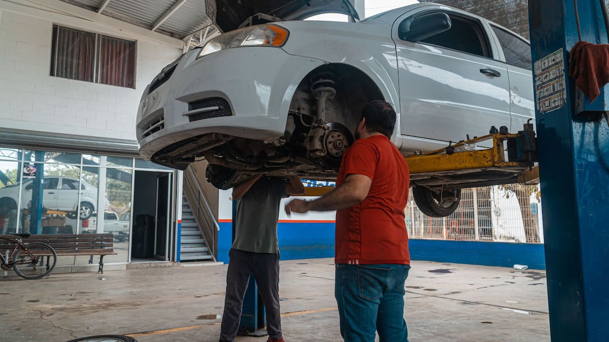 Hogares en México gastan 15 mil 507 pesos al año en mantenimiento automotriz debido a que la antigüedad de todos los autos que circulan en el país alcanzó un promedio de 16.2 años
