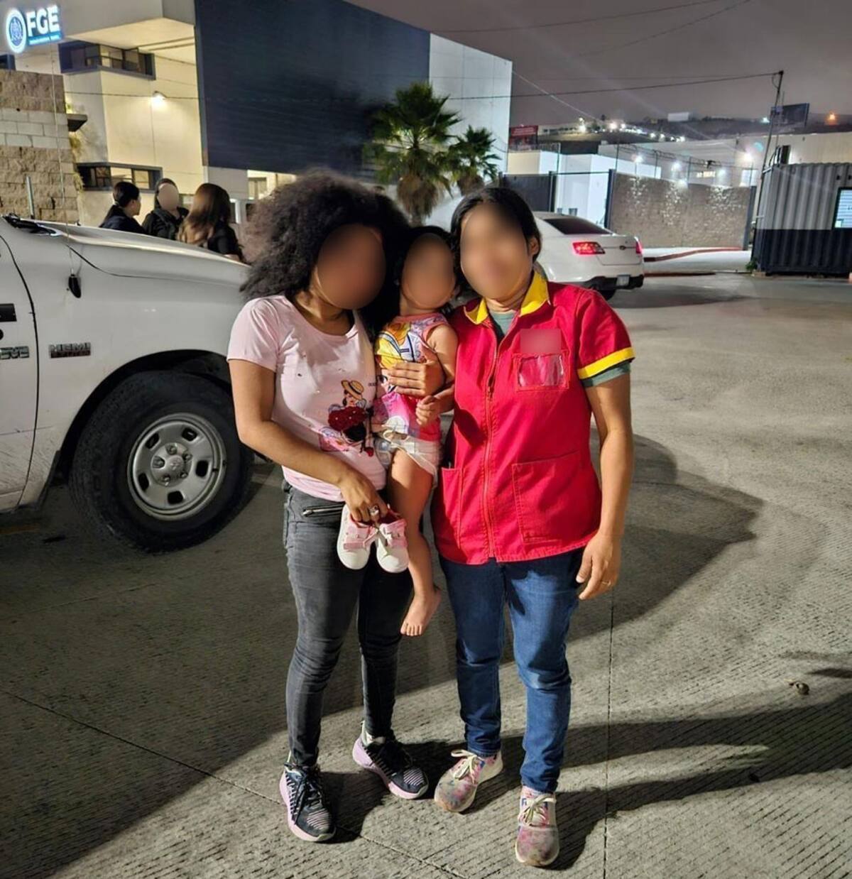 Las menores fueron rescatadas y reunidas con su madre en las instalaciones de la Fiscalía.