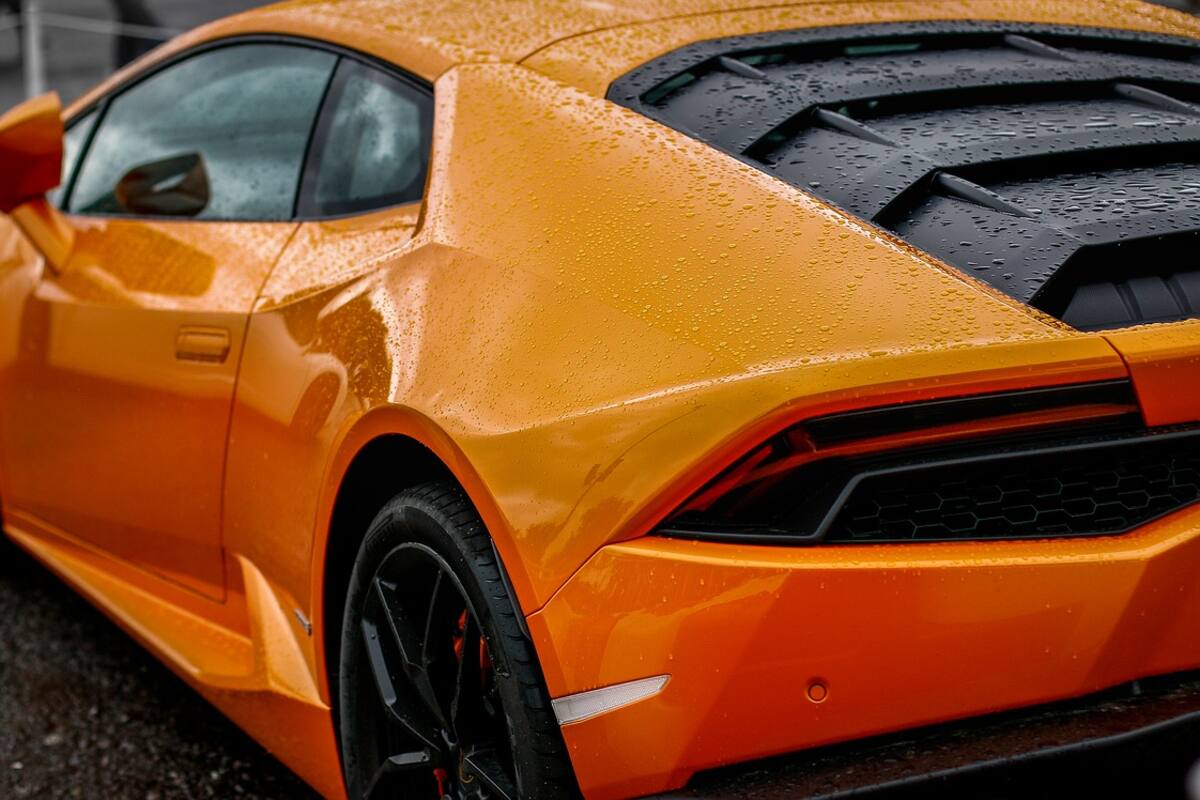 Llegan autos de lujo a Los Pinos para subasta
