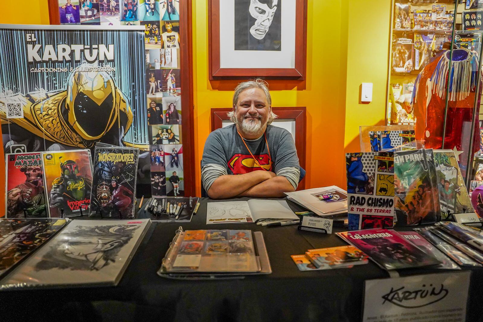 El evento reunió a luchadores profesionales y artistas que exhibieron obras basadas en ídolos del ring. Foto: Border Zoom