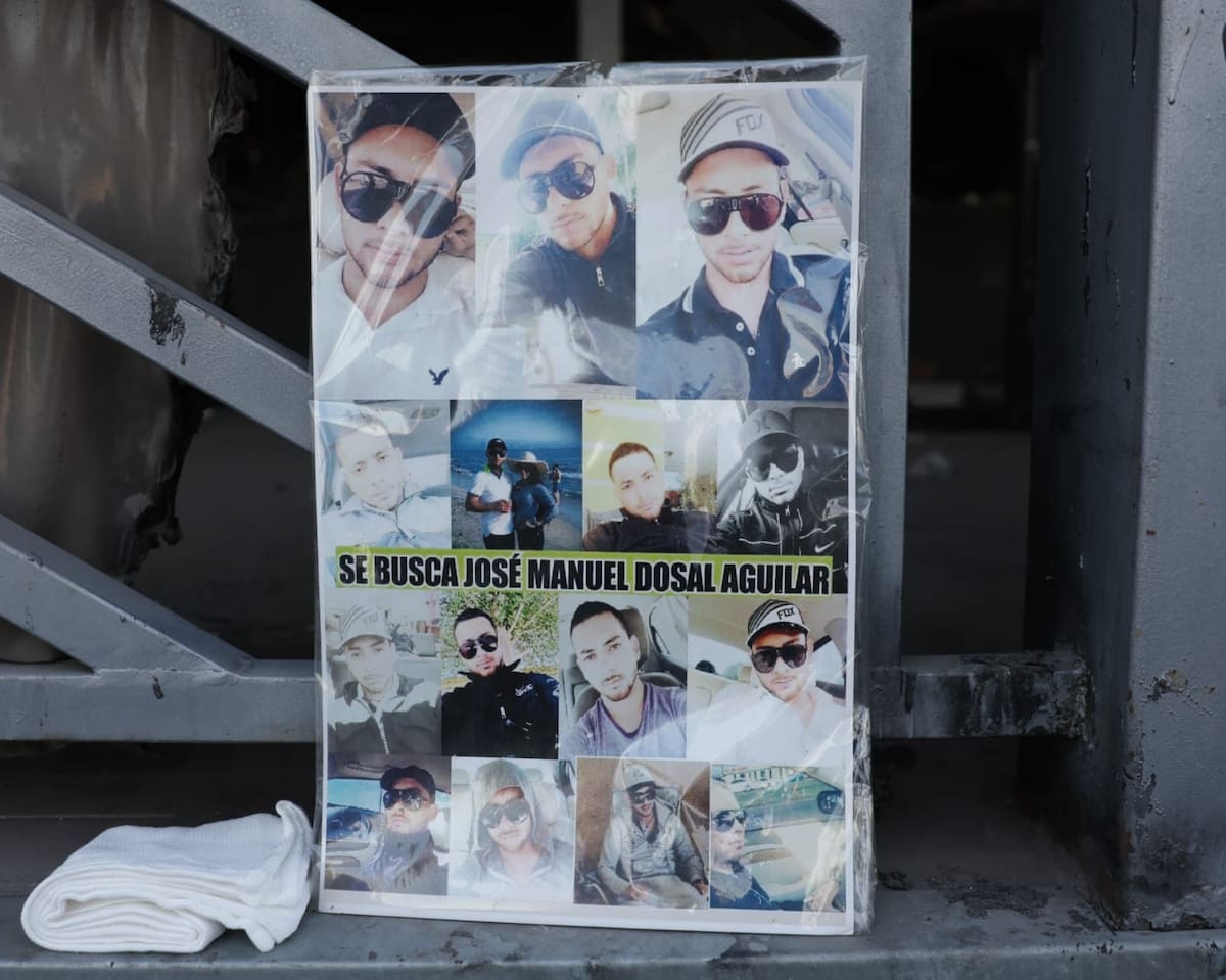 Familiares y colectivos se reúnen en el Bar Shots para exigir avances en la búsqueda de Kevin Moreno visto por última vez en ese lugar Foto: Javier Gallegos