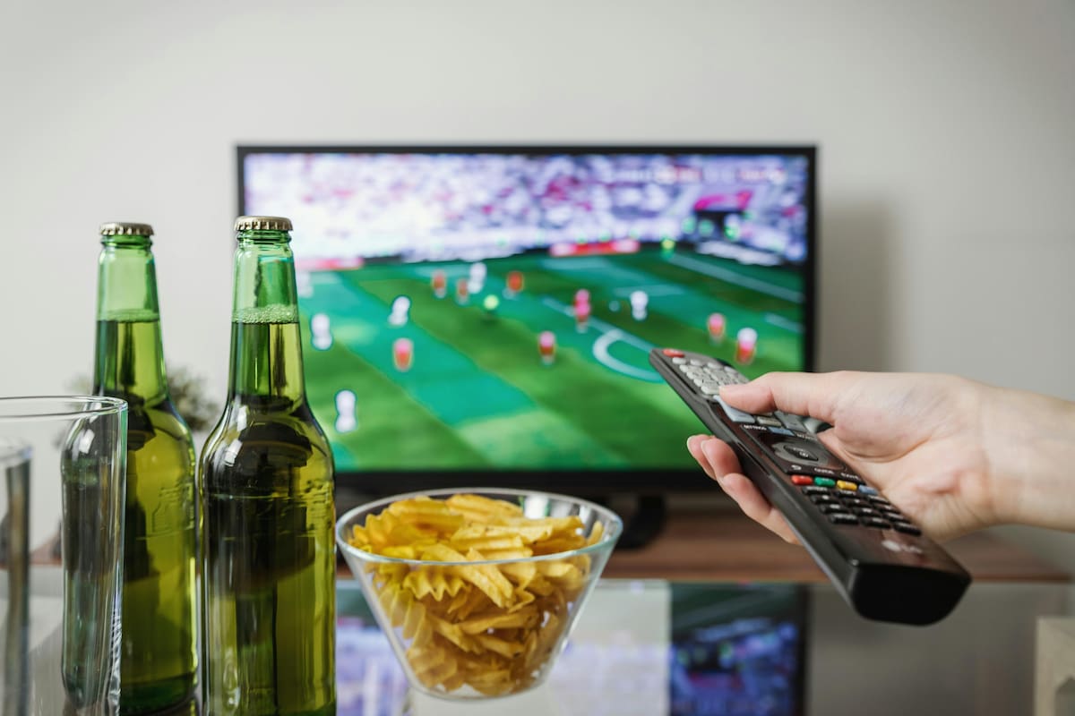 Muchos restauranteros optaron por no transmitir los partidos para evitar riesgos económicos y posibles sanciones legales. FOTO: PIXABAY