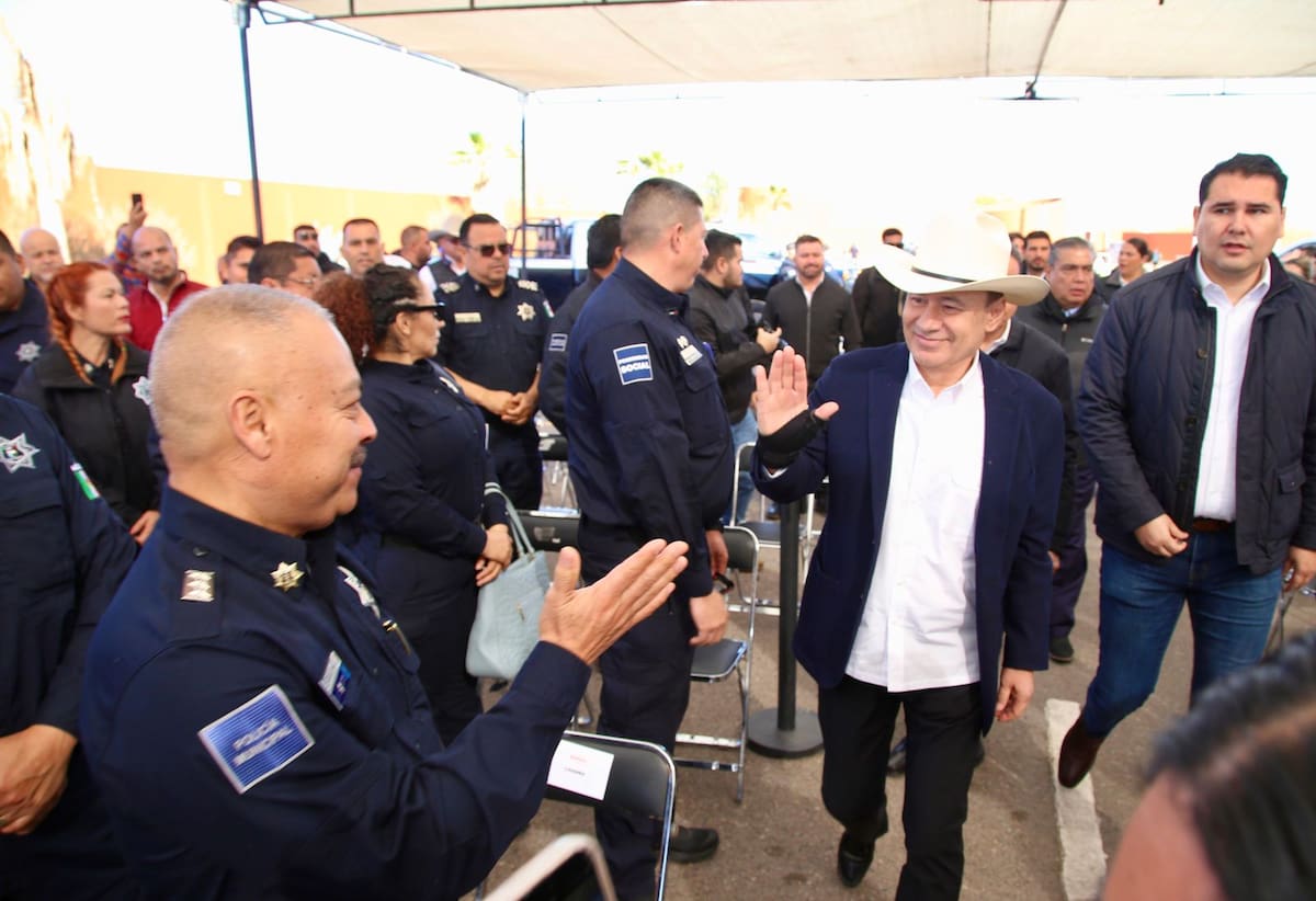 El gobernador Alfonso Durazo Montaño saluda a elementos de las fuerzas del orden. FOTO: ESPECIAL