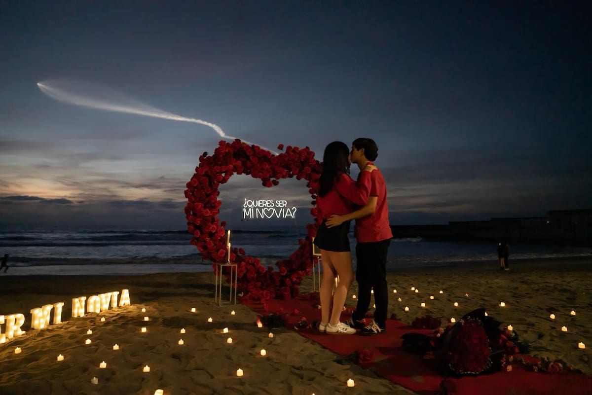 Decenas de personas caminaron por la orilla, disfrutaron el atardecer y presenciaron incluso el paso del cohete Falcon 9 al caer la noche. Foto: Border Zoom
