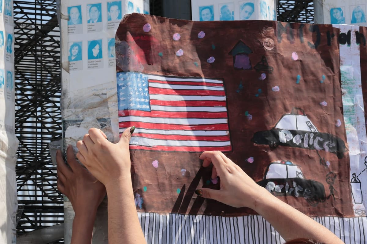 Migrantes se manifestaron pacíficamente en el muro fronterizo de Estados Unidos de la zona de Playas de Tijuana. Foto: Sergio Ortiz