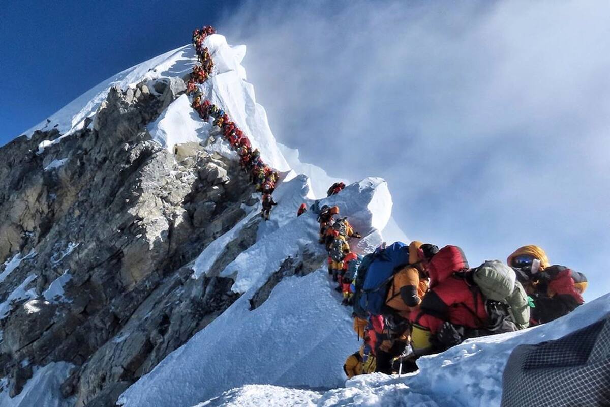 Tormenta de nieve obliga a rescate de 200 excursionistas en el Everest; algunos sufrieron hiportemia leve