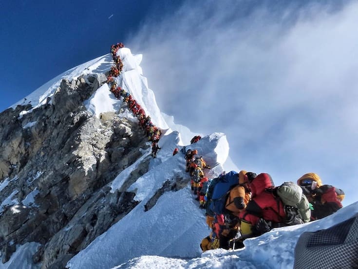 Tormenta de nieve obliga a rescate de 200 excursionistas en el Everest; algunos sufrieron hiportemia leve