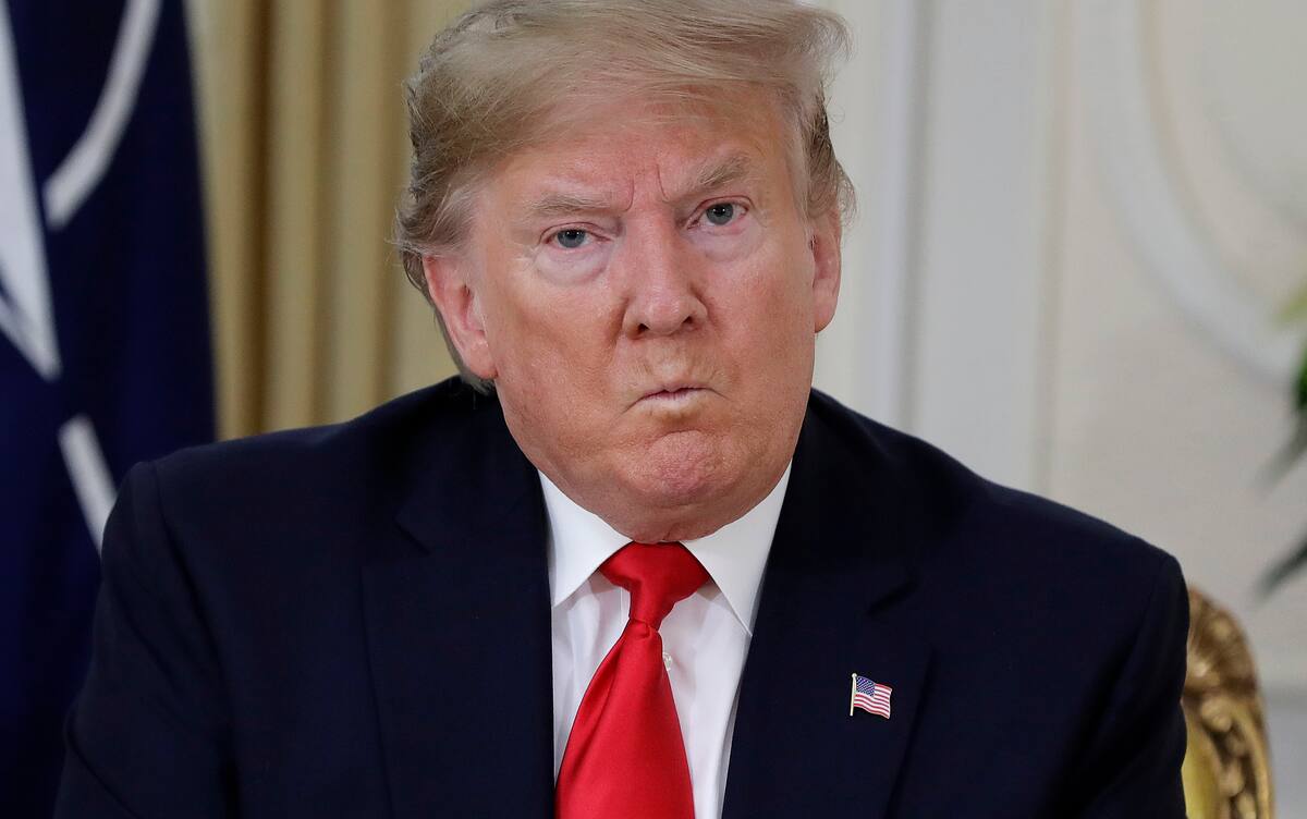 El presidente estadounidense Donald Trump hace una mueca de disgusto durante una reunión con el secretario general de la OTAN, Jens Stoltenberg, en Londres, martes 3 de diciembre de 2019. (AP Foto/Evan Vucci)