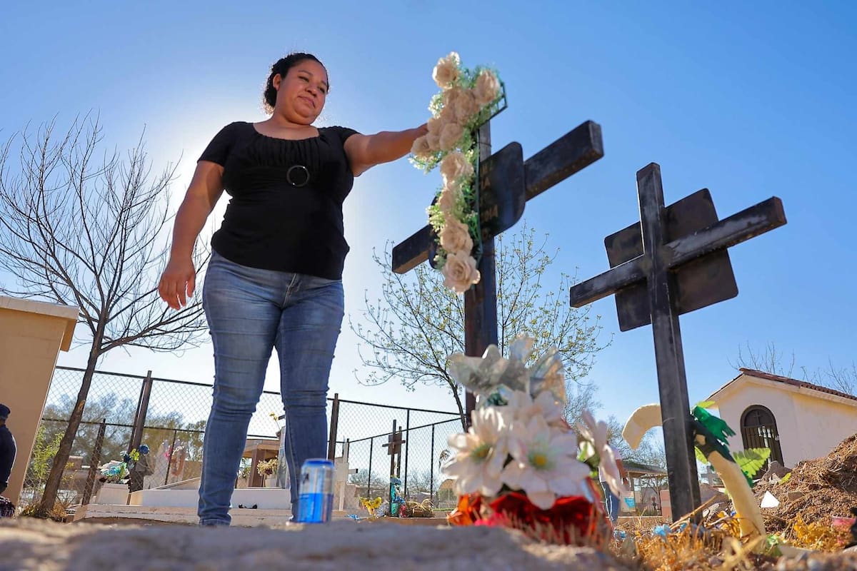 Visita a su papá en el panteón por el Día del Padre