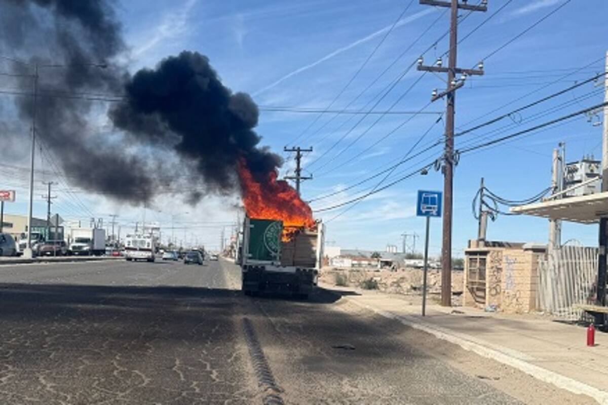 Camión repartidor de cerveza se incendia en Valle de Puebla