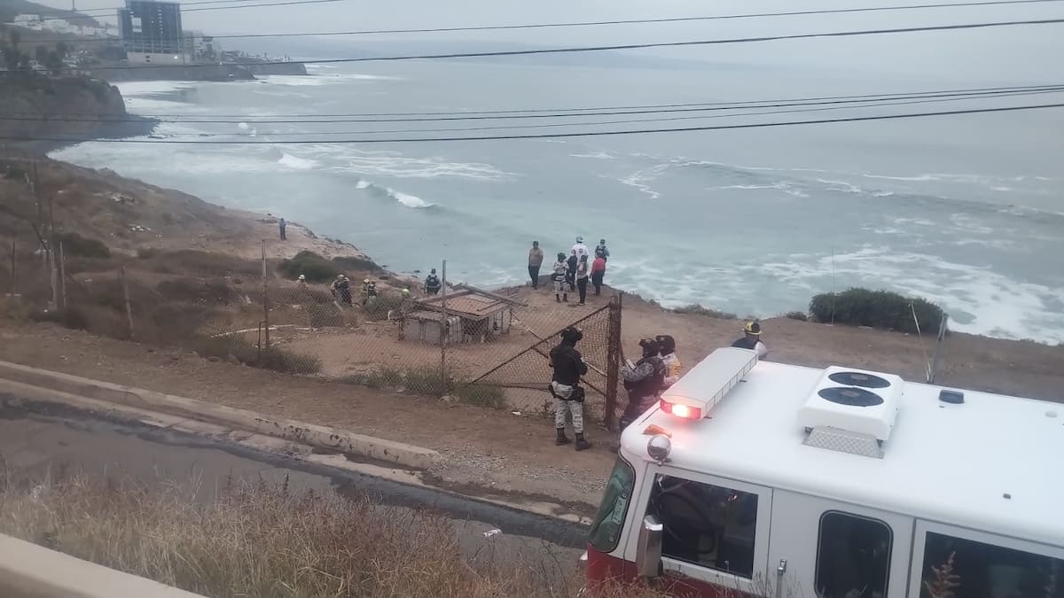 La unidad cayó a un acantilado en la curva de Calafia y se incendió; cuerpos de emergencia localizaron a una persona sin vida en el interior. Foto: Cortesía.