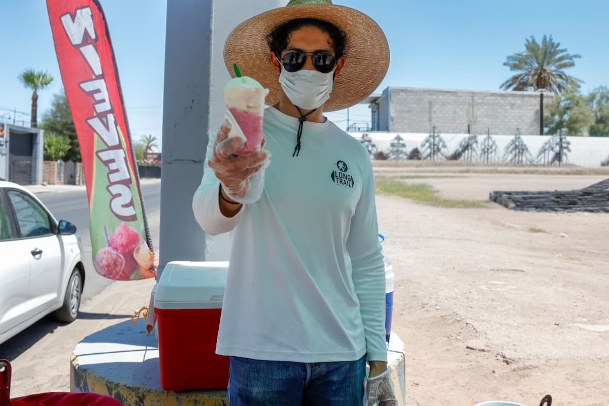 Joven apostó por las nieves en pandemia y hoy refresca a un Mexicali bajo casi 50 grados