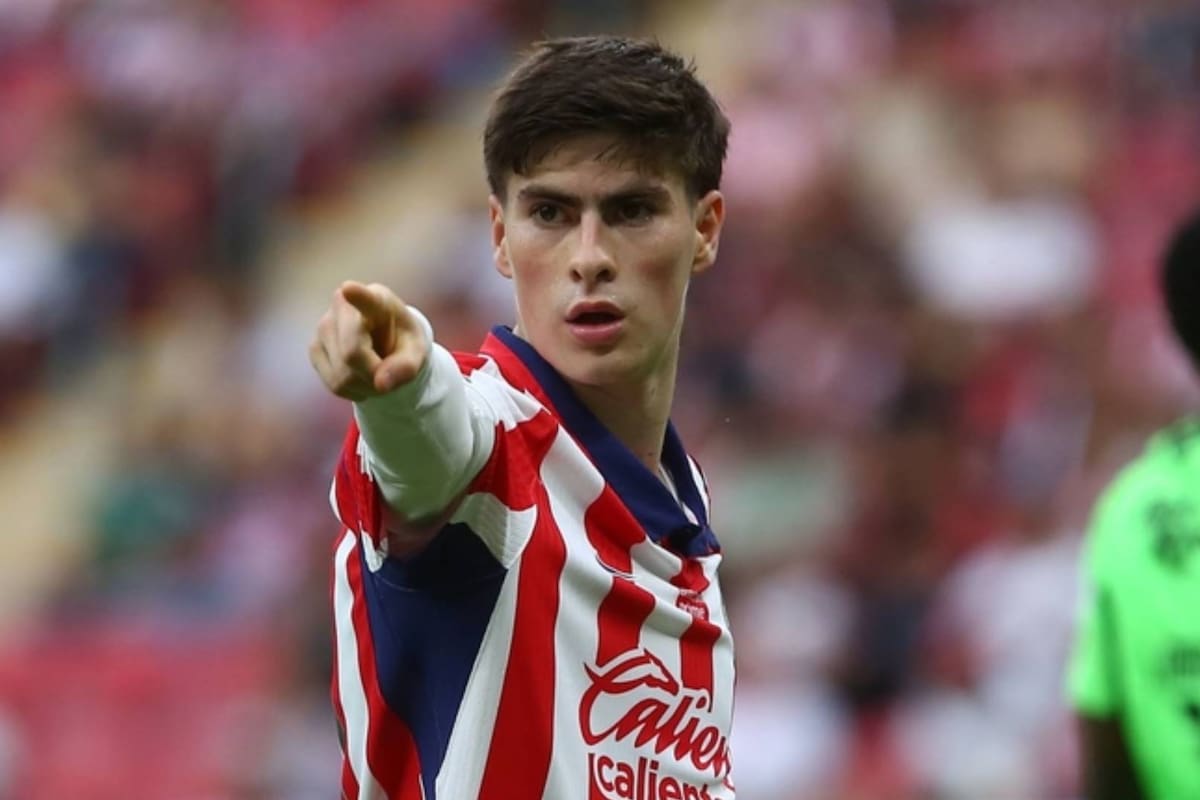 ¿La ‘Hormiga’ González se va de Chivas? Olympiacos presenta oferta por el delantero mexicano