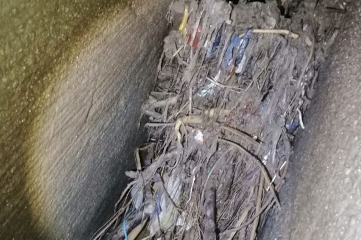 ¡Enorme y peligroso! Tapón de basura aumenta riesgo de inundación por obstrucción de presa en Edomex