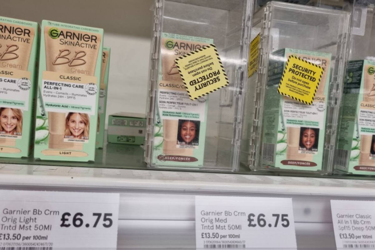 Tienda acusada de racismo debido a etiquetas antirrobos en productos de maquillaje para piel oscura