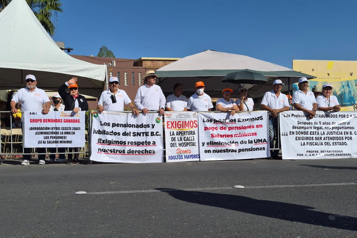 Jubilados del SNTE denuncian falta de pago de seguros a familiares de docentes fallecidos en pandemia