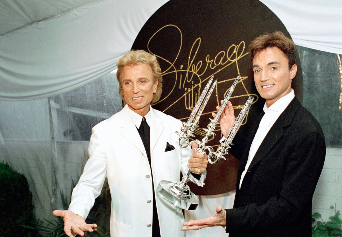 ARCHIVO - Los ilusionistas Siegfried Fischbacher, a la izquierda, y Roy Horn posan tras recibir el premio Liberace Legend en una gala benéfica en Las Vegas el 17 de mayo de 1995. Fischbacher, el miembro sobreviviente de Siegfried & Roy, murió de cáncer en Las Vegas a los 81 años, reportó la agencia alemana de noticias dpa el jueves 14 de enero del 2021. Horn falleció el año pasado de complicaciones de COVID-19 en un hospital de Las Vegas a los 75 años. (AP Foto/Lennox McLendon, Archivo)