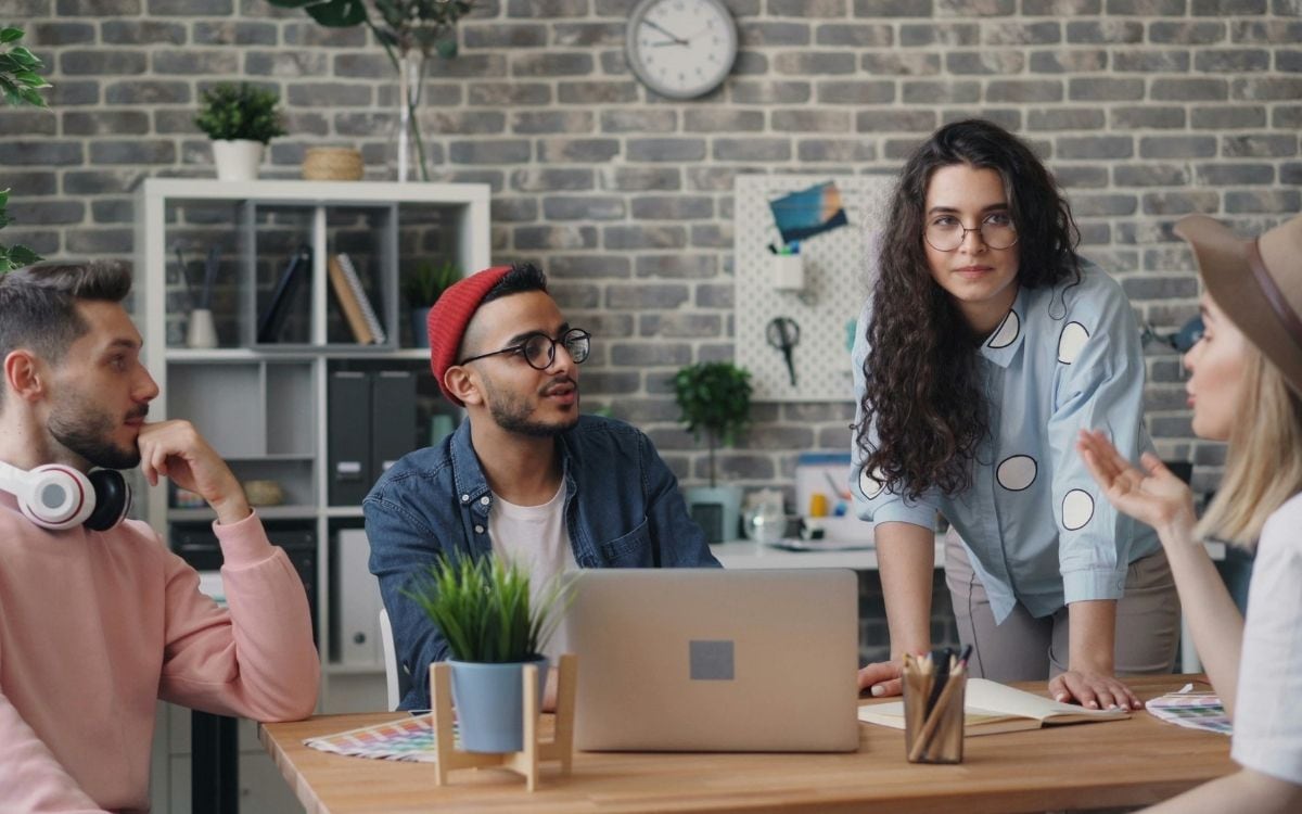 Forrester estima que la mitad de los despidos atribuidos a IA podrían terminar en recontrataciones silenciosas, muchas veces con salarios más bajos. | Crédito: Canva